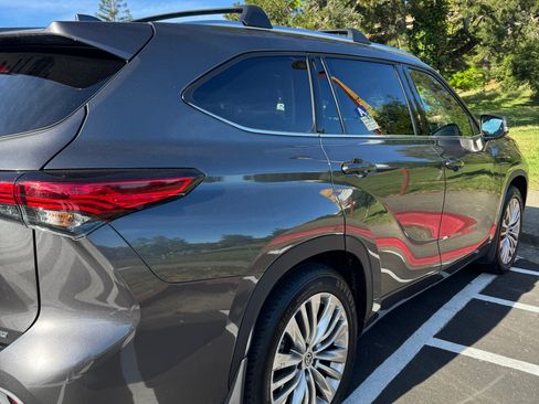 Used 2022 Toyota Highlander Platinum image 2