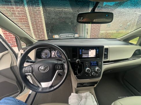 Used 2015 Toyota Sienna XLE Premium image 4