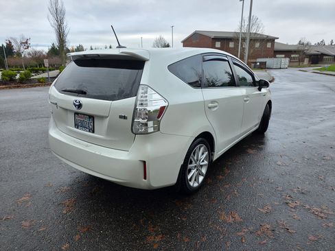 Used 2013 Toyota Prius V Five image 9