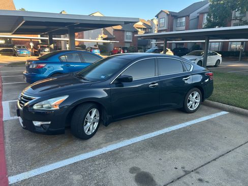 Used 2015 Nissan Altima 2.5 SV image 2
