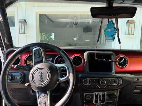 Used 2018 Jeep Wrangler Unlimited Rubicon w/ Dual Top Group AWD/4WD image 17