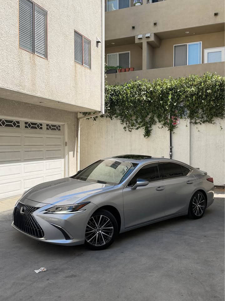 Used 2025 Lexus ES 300h w/ Premium Package FWD image 4