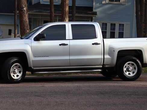 Used 2018 Chevrolet Silverado 1500 W/T w/ Trailering Package AWD/4WD image 2