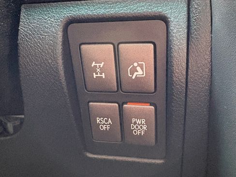 Used 2013 Lexus LX 570 4WD w/ Luxury Pkg image 19