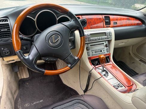 Used 2007 Lexus SC 430 Convertible RWD image 2