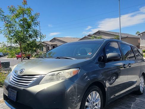 Used 2011 Toyota Sienna Limited w/ Premium Pkg image 2