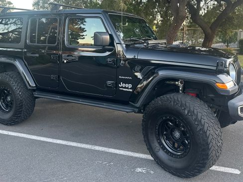 Used 2019 Jeep Wrangler Unlimited Sahara image 2