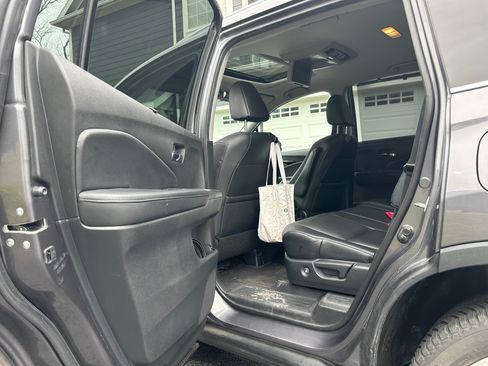 Used 2017 Honda Pilot Touring image 8