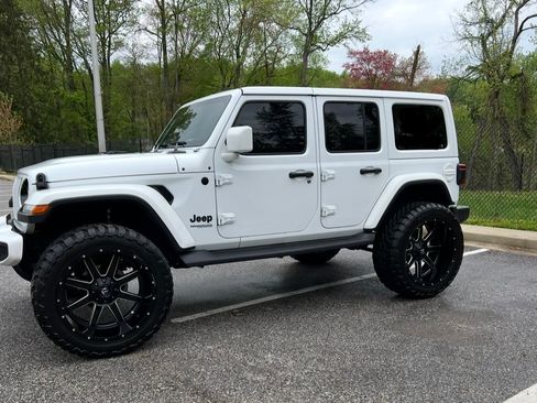 Used 2020 Jeep Wrangler Unlimited Sahara AWD/4WD image 8