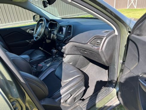 Used 2019 Jeep Cherokee Latitude Plus w/ Comfort/Convenience Group AWD/4WD image 18