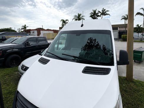 Used 2021 Mercedes-Benz Sprinter 2500 image 2