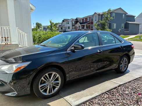Used 2015 Toyota Camry SE w/ Moonroof Package FWD image 2