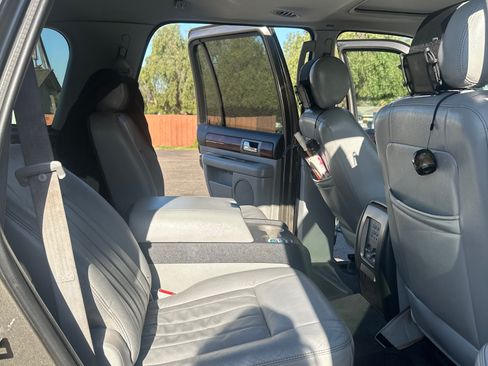 Used 2004 Lincoln Navigator Sport Utility 4D image 9