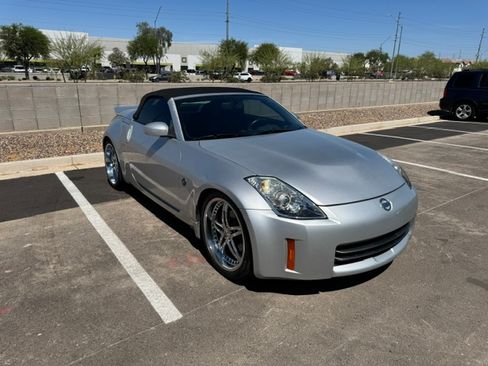 Used 2008 Nissan 350Z Touring RWD image 11