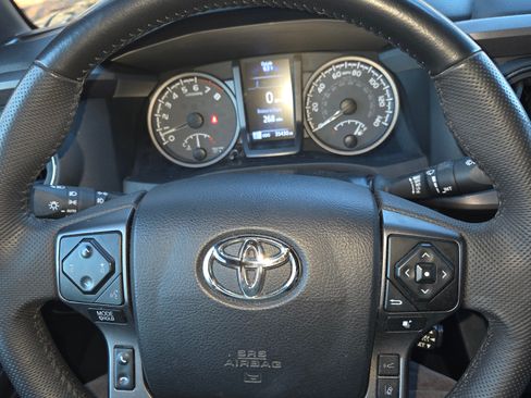 Used 2022 Toyota Tacoma TRD Off-Road w/ Technology Package image 10