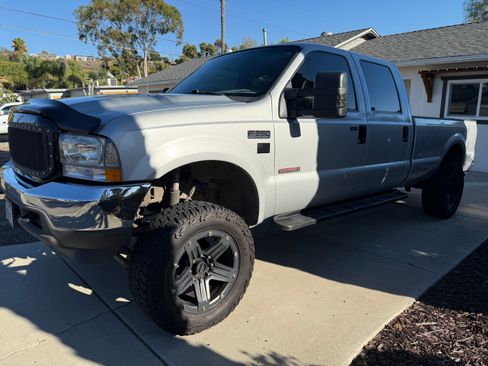 Used 2004 Ford F350 XLT image 2