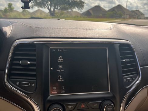 Used 2017 Jeep Grand Cherokee Overland image 18