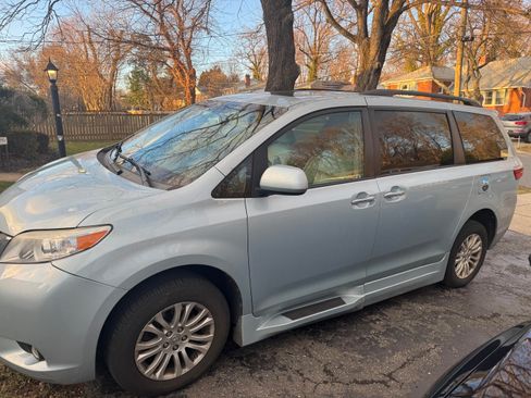 Used 2016 Toyota Sienna XLE image 10