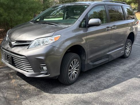 Used 2018 Toyota Sienna XLE FWD image 2