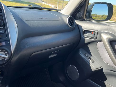 Used 2005 Toyota RAV4 4WD image 4