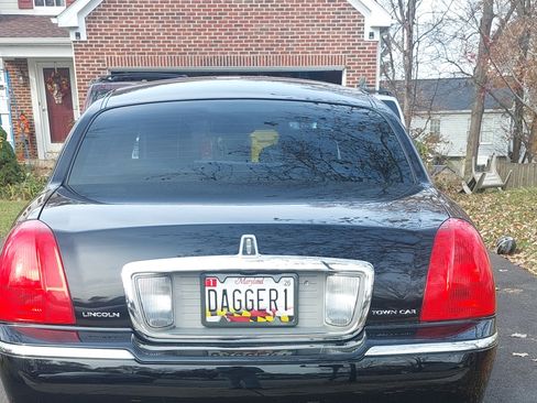 Used 2011 Lincoln Town Car Signature Limited image 15