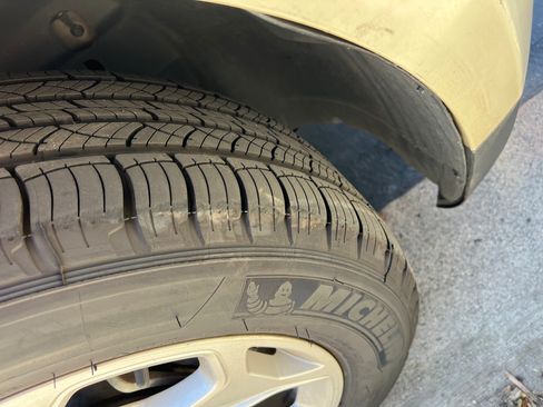 Used 2013 Ford Edge SE image 12