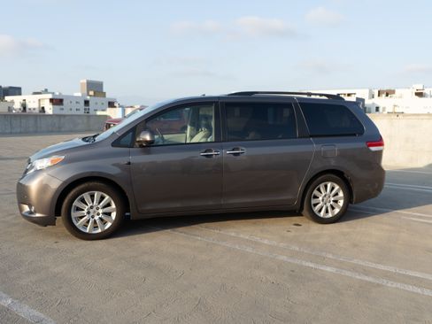 Used 2014 Toyota Sienna Limited image 4