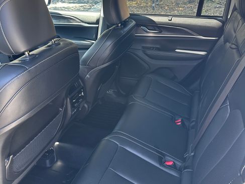 Used 2024 Jeep Grand Cherokee Limited w/ Luxury Tech Group II image 12