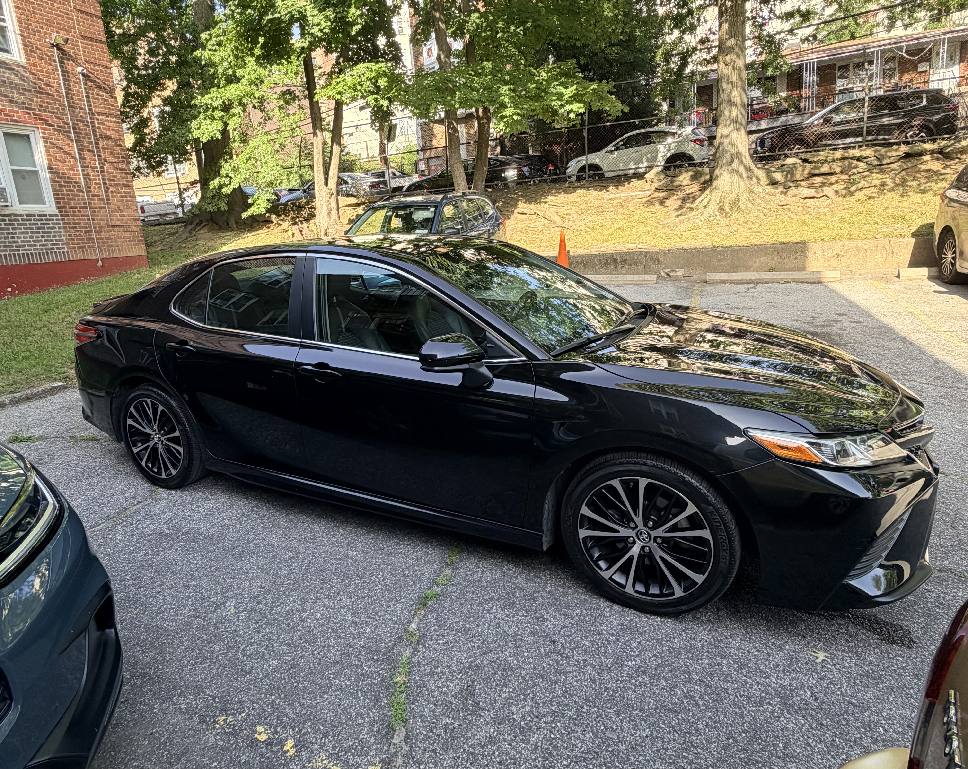 Used 2018 Toyota Camry SE FWD image 6