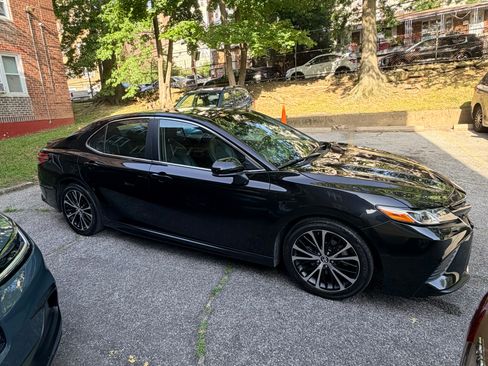 Used 2018 Toyota Camry SE FWD image 6