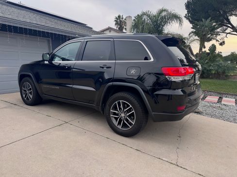 Used 2018 Jeep Grand Cherokee Laredo image 1