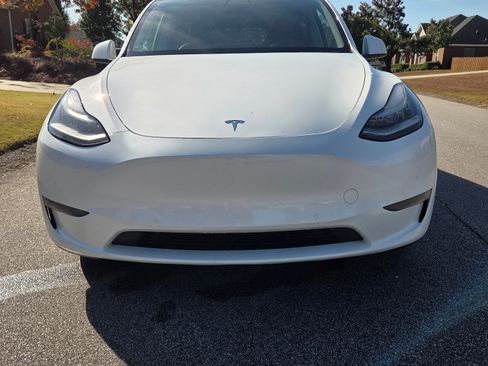 Used 2020 Tesla Model Y Long Range image 9