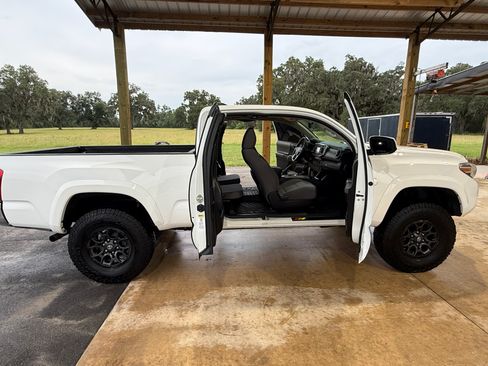 Used 2017 Toyota Tacoma SR5 w/ Tow Package AWD/4WD image 12