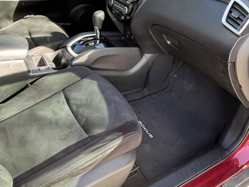 Used 2016 Nissan Rogue SV w/ SV Premium Package image 27