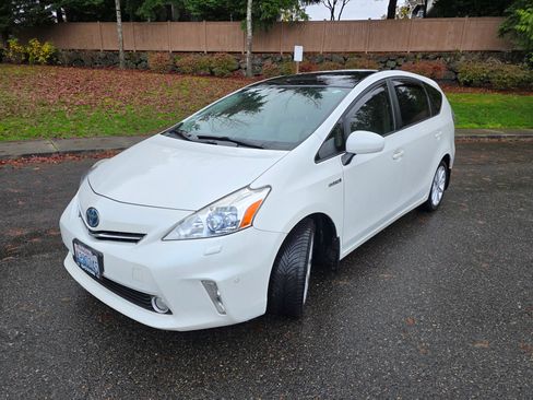 Used 2013 Toyota Prius V Five image 4