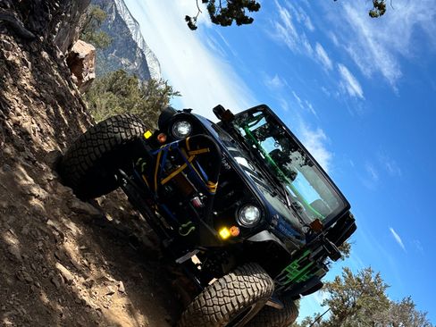 Used 2017 Jeep Wrangler Unlimited Rubicon w/ Connectivity Group AWD/4WD image 10