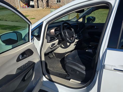 Used 2018 Chrysler Pacifica Touring-L image 11