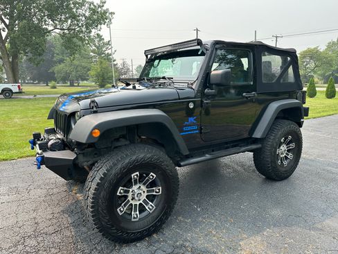 Used 2015 Jeep Wrangler Sport w/ Connectivity Group AWD/4WD image 5