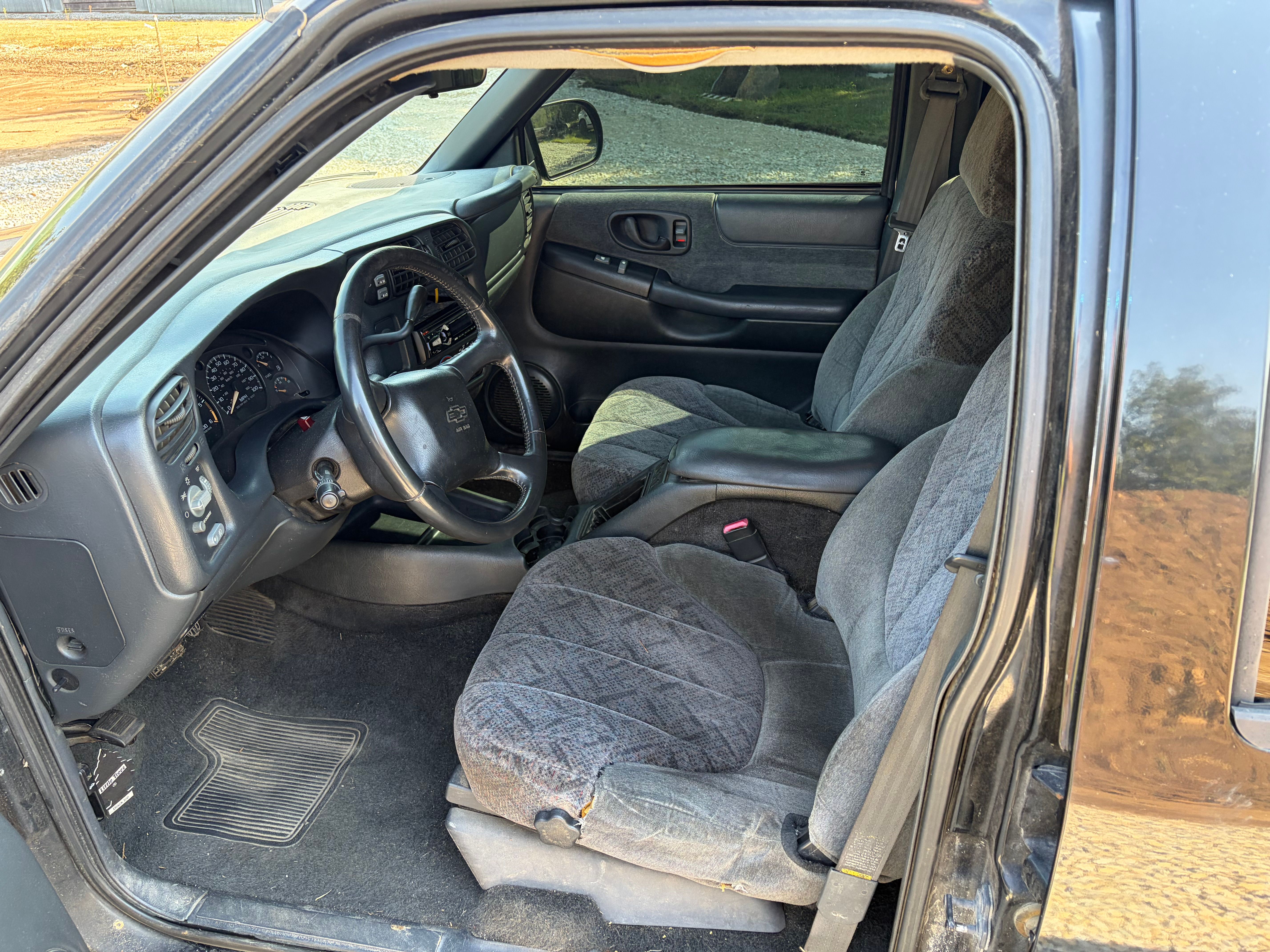 Used 2002 Chevrolet S10 Pickup LS w/ LS Preferred Equipment Group AWD/4WD image 6