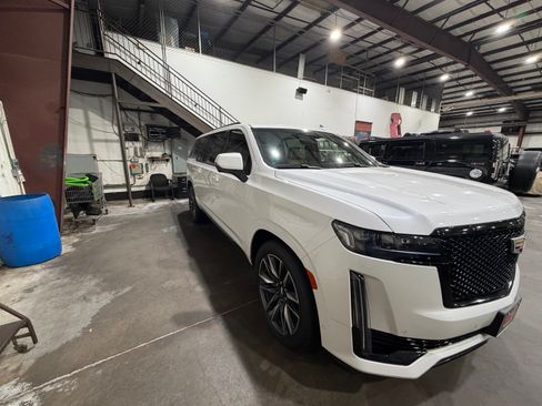 Used 2022 Cadillac Escalade ESV Sport w/ Touring Package image 9