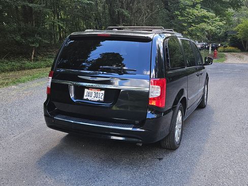 Used 2016 Chrysler Town & Country Touring image 5