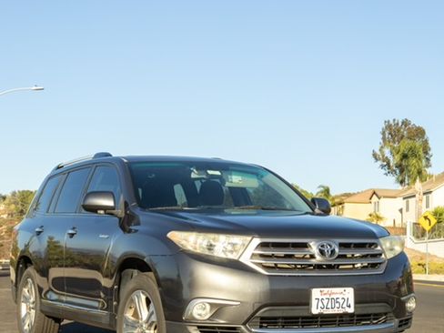 Used 2012 Toyota Highlander Limited w/ Tow Pkg FWD image 4