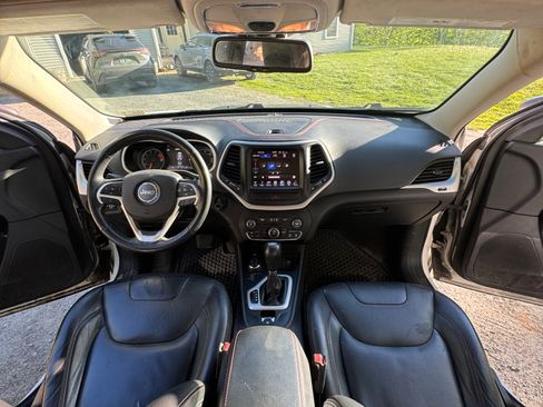 Used 2016 Jeep Cherokee Trailhawk w/ Leather Interior Group AWD/4WD image 11