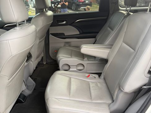 Used 2015 Toyota Highlander Limited Platinum AWD/4WD image 16