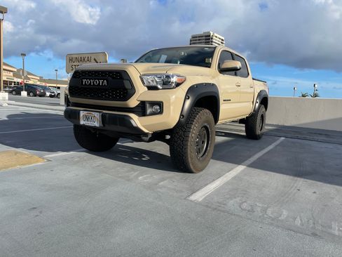 Used 2017 Toyota Tacoma TRD Off-Road w/ Tow Package (A/T) image 1