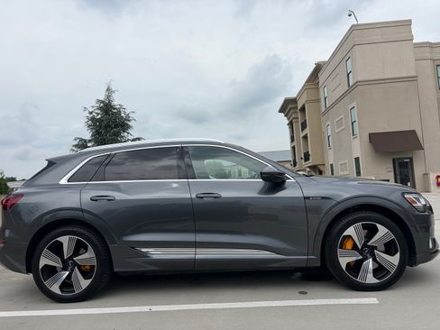 Used 2019 Audi e-tron Prestige w/ Prestige Package AWD/4WD image 10