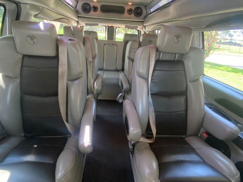 Used 2022 Chevrolet Express 2500 Extended image 9