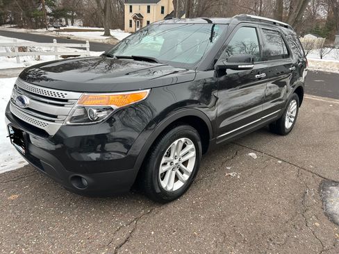 Used 2014 Ford Explorer XLT w/ Equipment Group 202A image 4