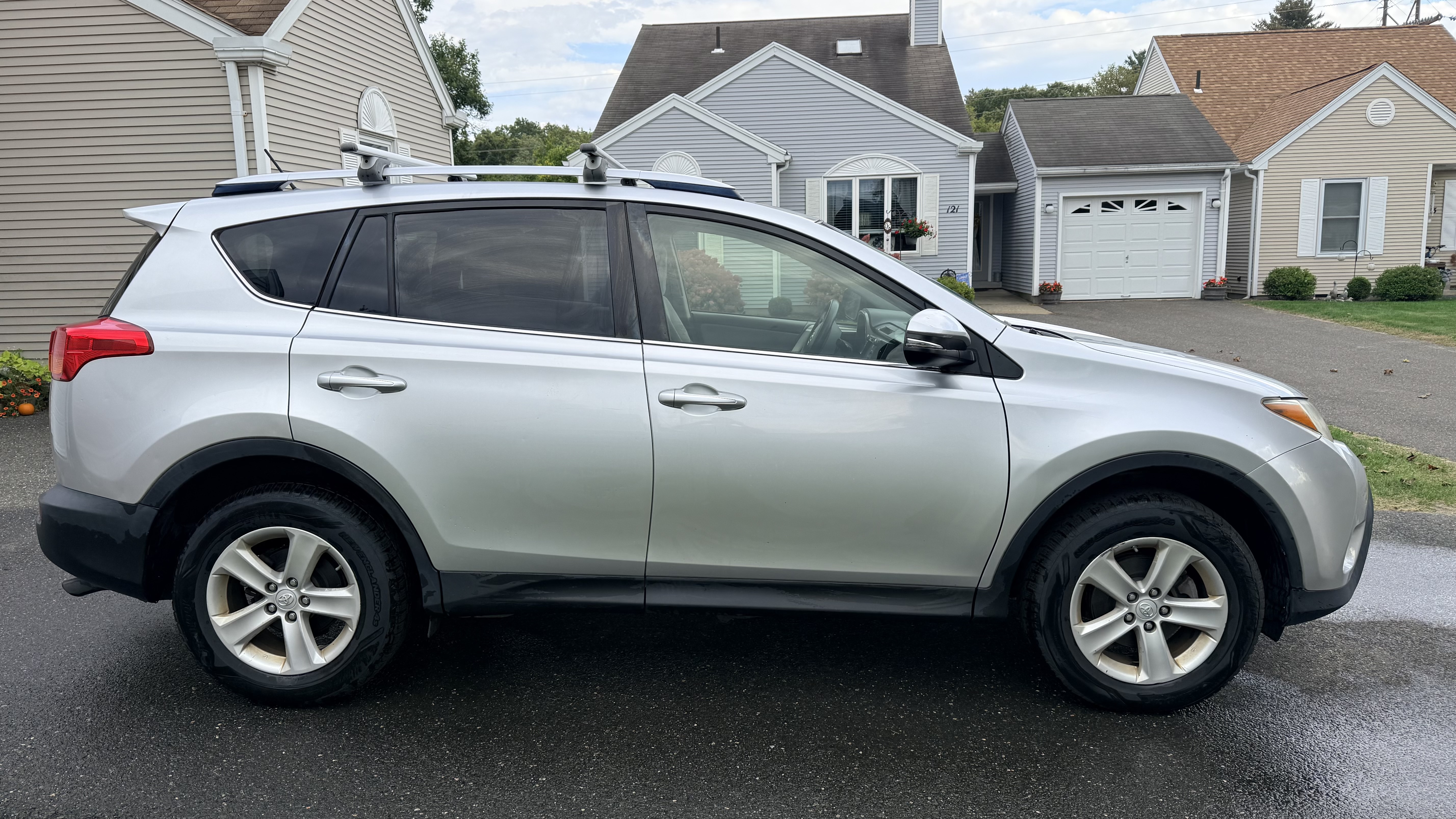 Used 2014 Toyota RAV4 XLE AWD/4WD image 4