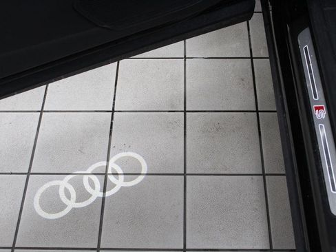 Used 2020 Audi Q8 Prestige w/ Prestige Package image 11